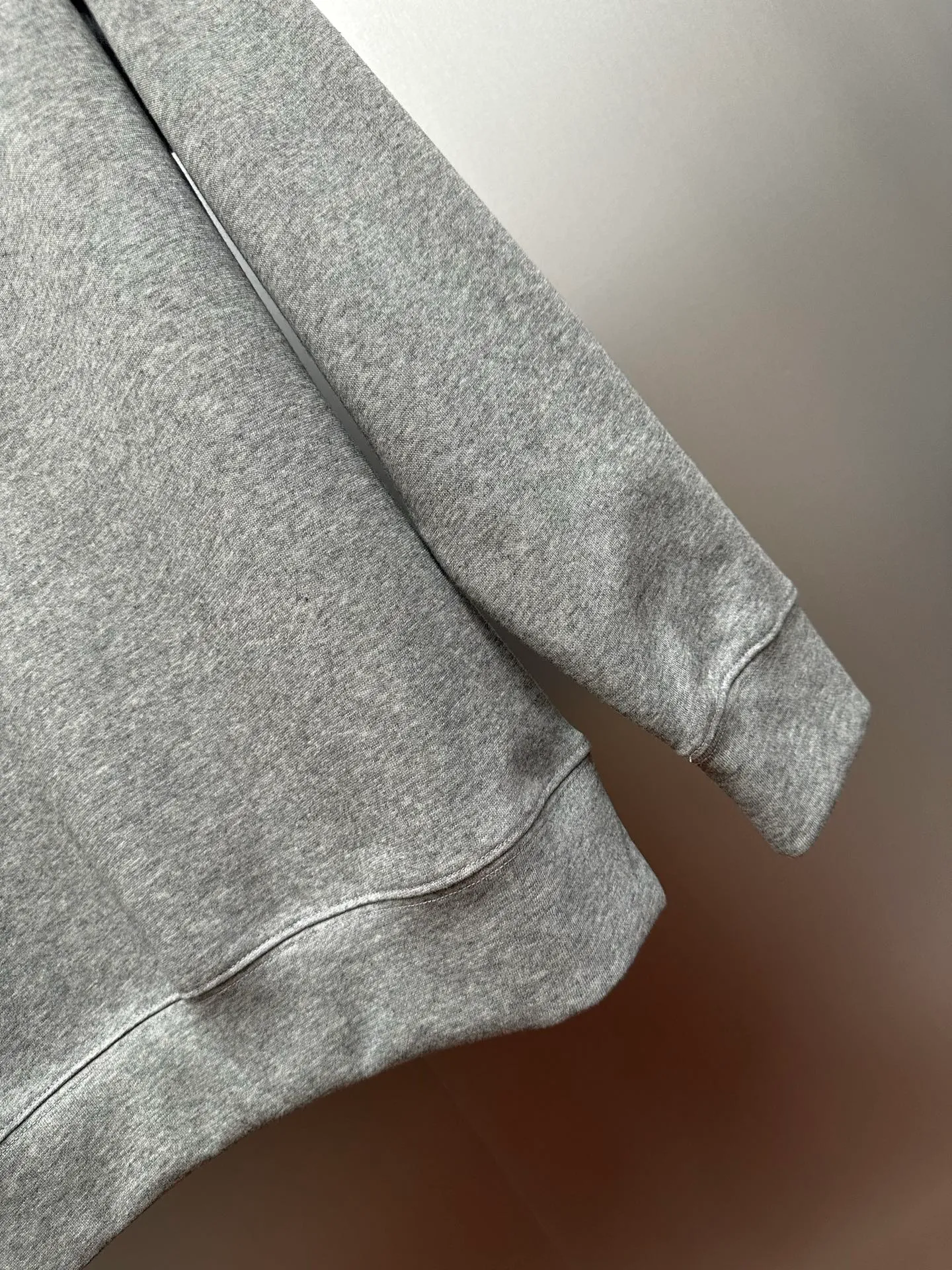 P250 Ralph Lauren/Ralph Lauren classic small logo embroidered turtleneck half-zip sweatshirt, simple and versatile ~ super delicate and soft, close to the body without being tied. Perfectly reflects the brand's sense of superiority. The cut is standard, comfortable to stretch, unrestricted in movement, and highly practical to wear. Classic and simple style, with pony embroidery pattern on the chest, imported machines, three-dimensional and full. Original Polo brass zipper, three-dimensional windproof lapels, taking into account warmth and cool lines, full of coolness, half-open lazy mode. The fit is loose, whether worn alone or layered, you can wear different styles of fashion with just one piece. Color: black, white, gray, brown, navy. Size: S-xL